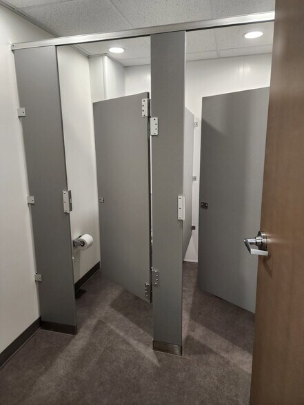 More Photos Of 1918 W Virginia Ave, Crewe Warehouse For Lease