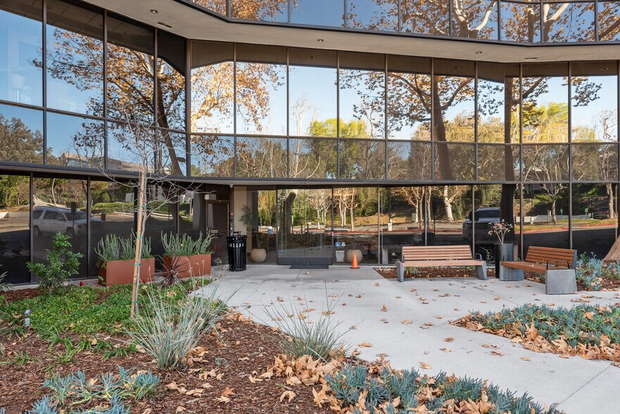 More Photos Of 5000 N Parkway Calabasas, Calabasas Unknown For Lease