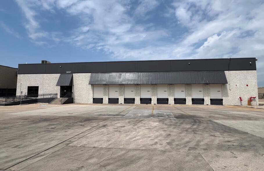 Primary Photo Of 14327 Gillis Rd, Dallas Distribution For Lease