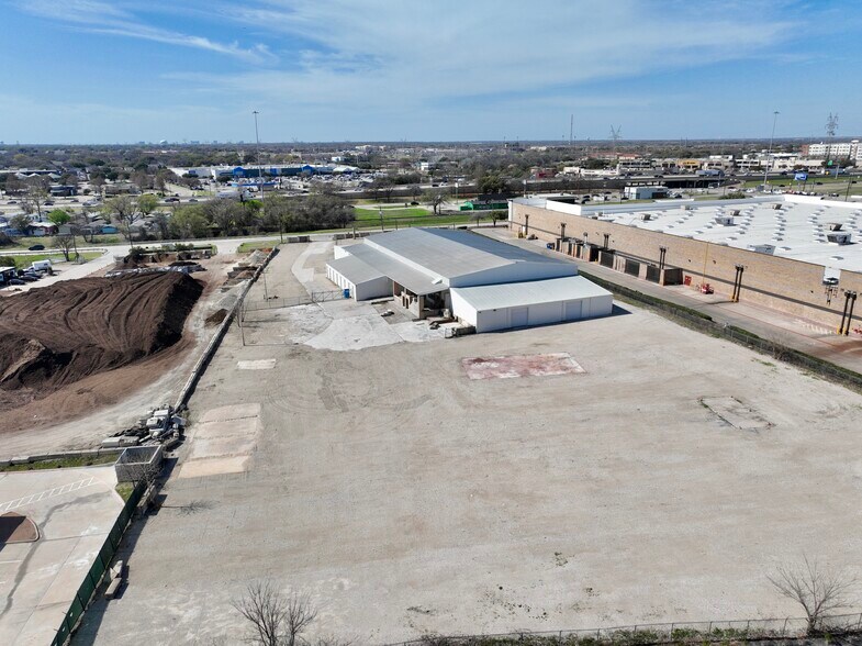 More Photos Of 6000 Split Trail Rd, Plano Warehouse For Lease