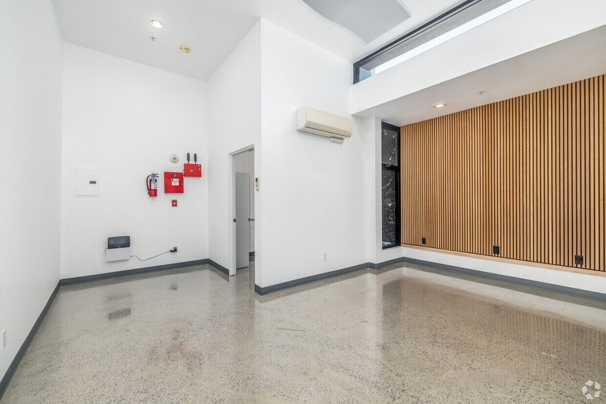 More Photos Of 627 Aviation Way, Manhattan Beach Loft Creative Space For Lease