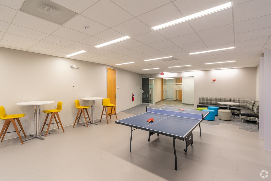 More Photos Of 2333 Waukegan Rd, Bannockburn Unknown For Lease