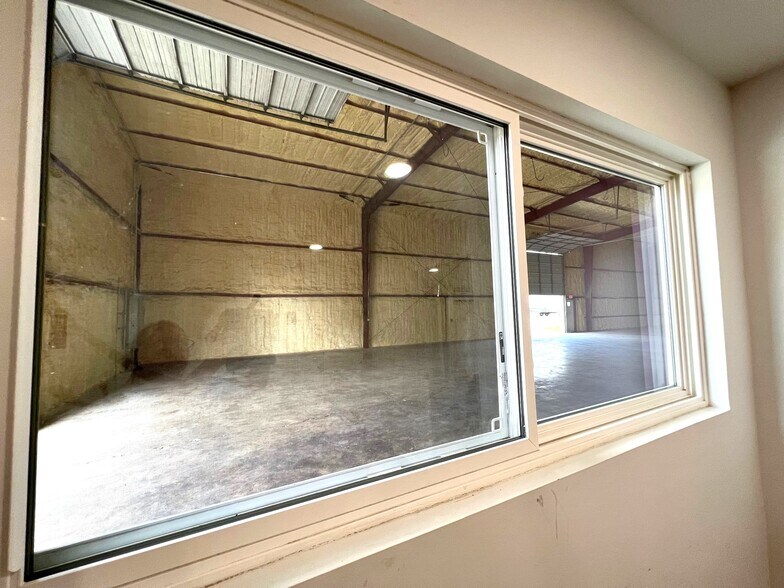 More Photos Of 1113 S 3rd St, Rogers Distribution For Lease