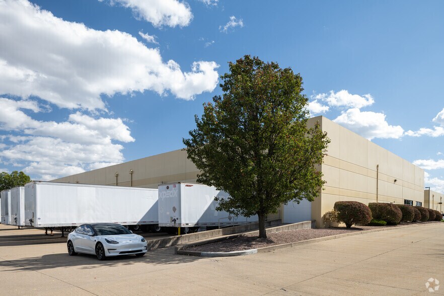 More Photos Of 18167 Edison Ave, Chesterfield Unknown For Lease