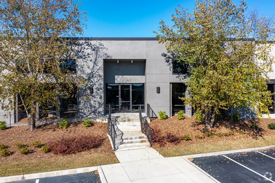 More Photos Of 5616 Peachtree Rd, Atlanta Loft Creative Space For Lease