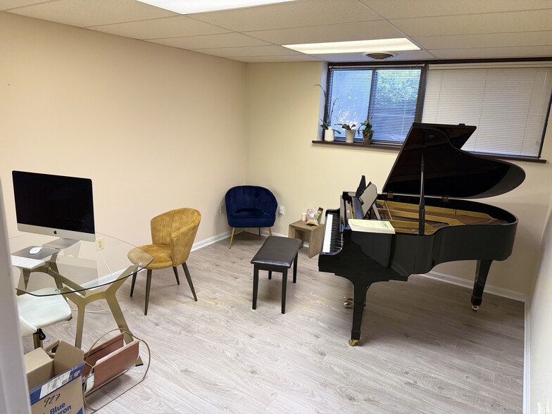 More Photos Of 311 W Maple Ave, Vienna Medical For Sale
