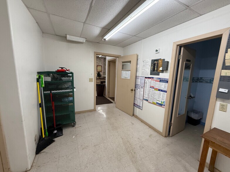 More Photos Of 306 N Wells St, Edna Office For Sale