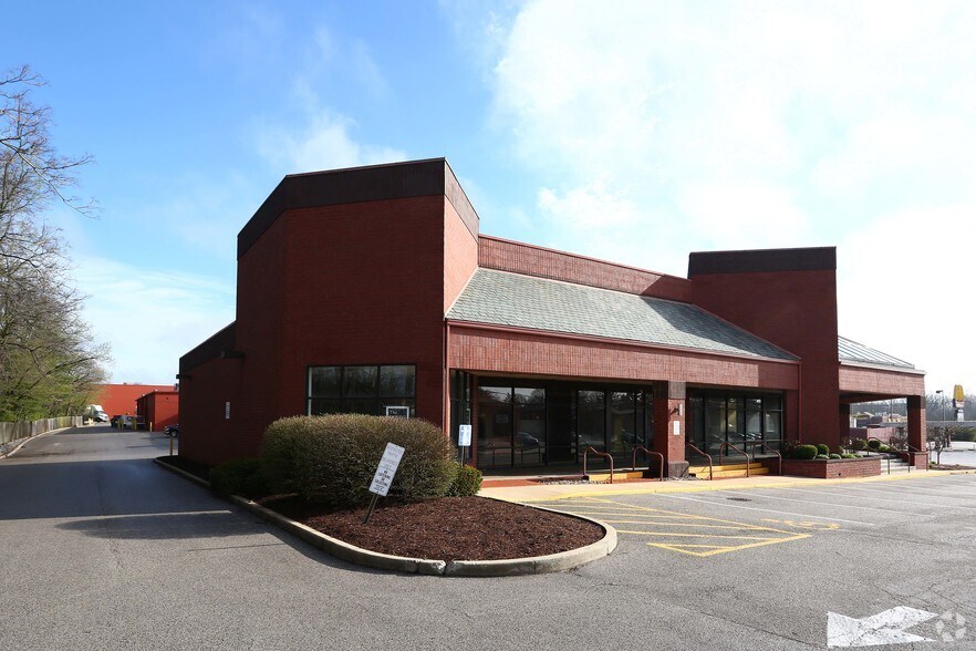 More Photos Of 2665 N Illinois St, Swansea Unknown For Lease