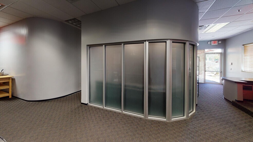 More Photos Of 14201 N Hayden Rd, Scottsdale Showroom For Sale