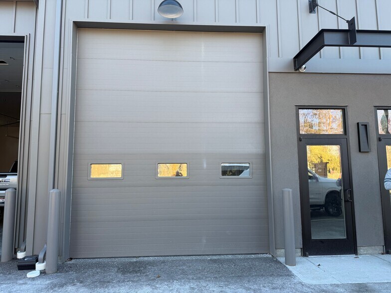 More Photos Of 2177 E Dunyon St, Eagle Warehouse For Lease