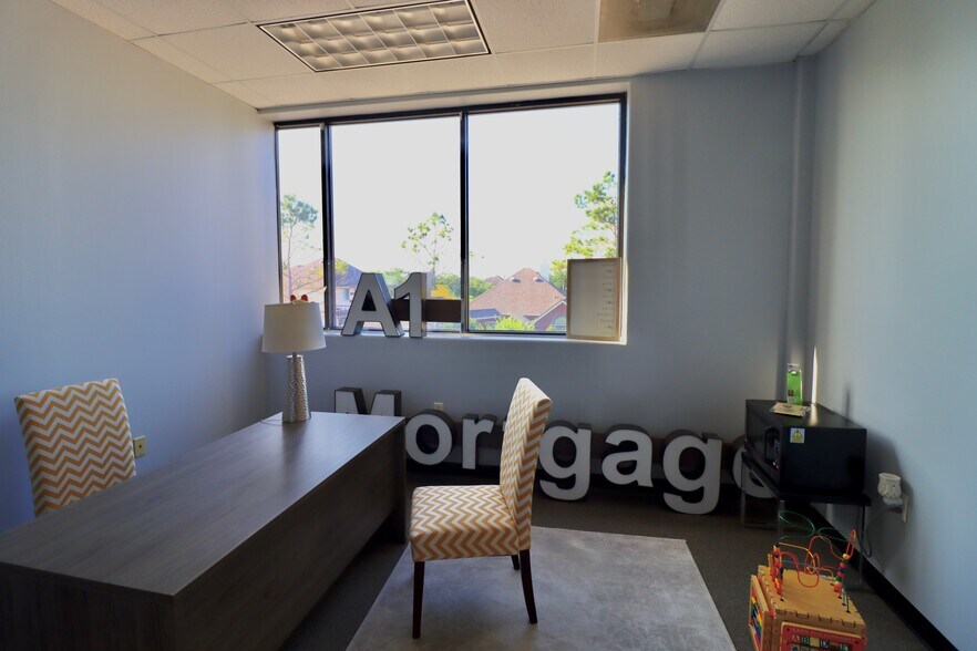 More Photos Of 2734 W Sunrise Blvd, Pearland Office For Lease