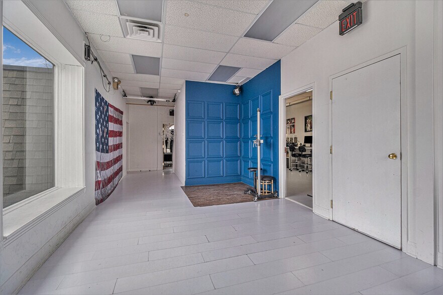 More Photos Of 33431 Grand River Ave, Farmington General Retail For Sale