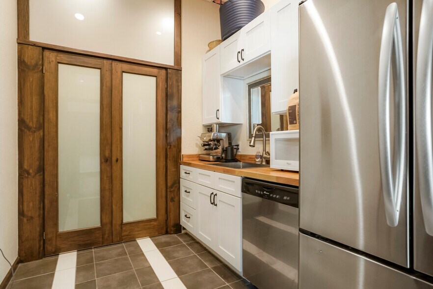 More Photos Of 791 Southpark Dr, Littleton Flex For Sale