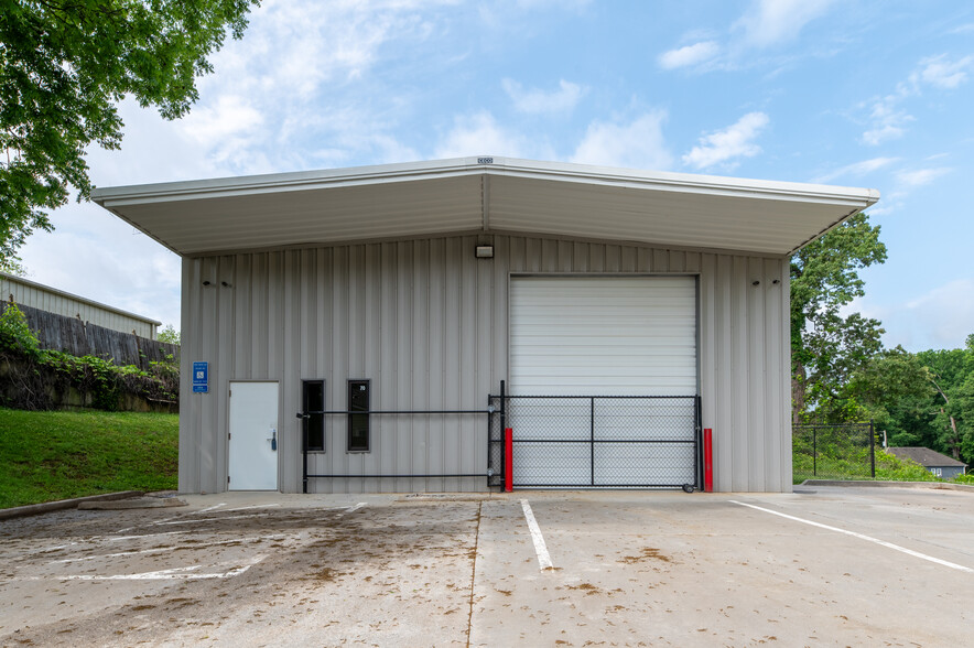 Primary Photo Of 70 N Gwinnett St, Buford Showroom For Sale