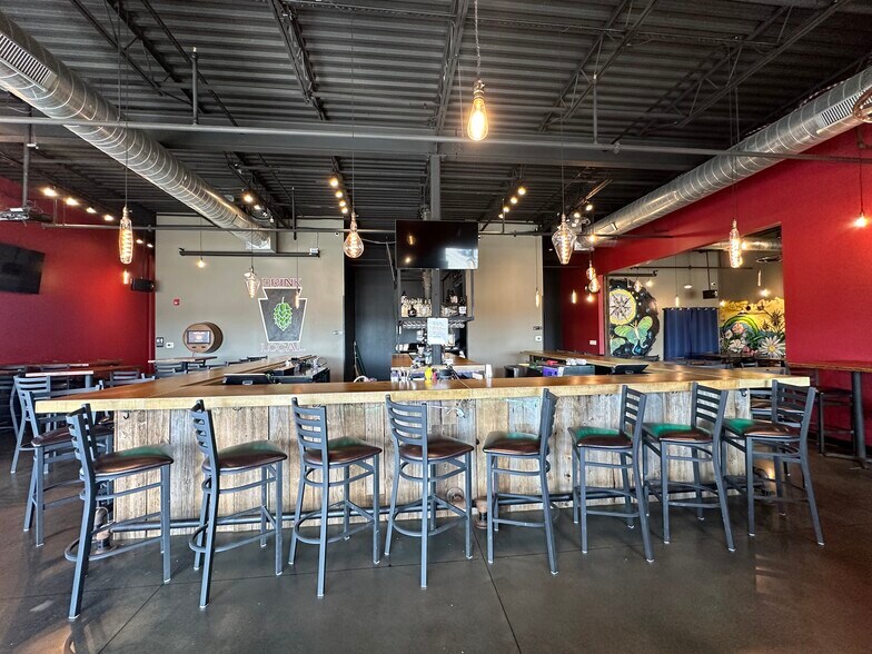 More Photos Of Rte 8 & Rte 228 - Middlesex Crossing, Valencia Storefront Retail Office For Lease