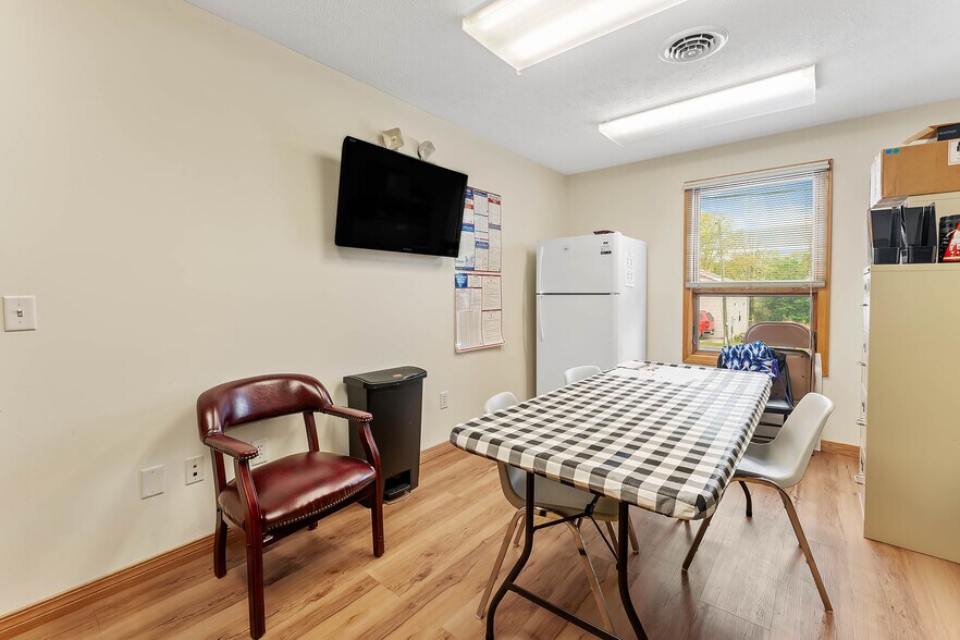 More Photos Of 725 N Pike St, Grafton Office For Sale