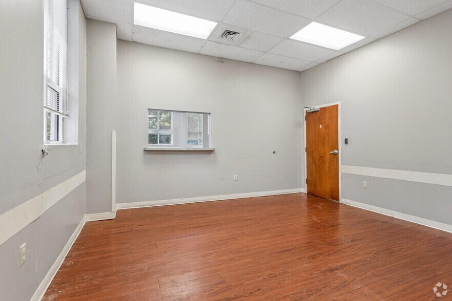 More Photos Of 7800 Wolf Trail Cv, Germantown Medical For Sale
