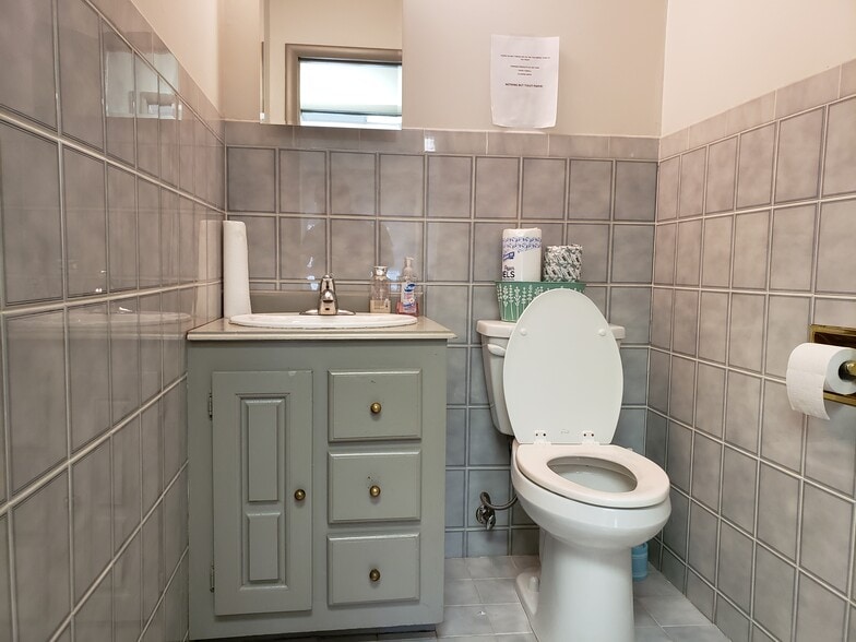 More Photos Of 557 Broad St, Bloomfield Medical For Sale