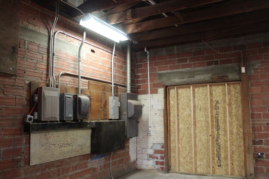 More Photos Of 806 9th St, Woodward Warehouse For Sale