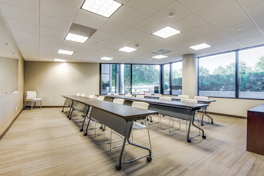 More Photos Of 1425 Greenway Dr, Irving Office For Lease