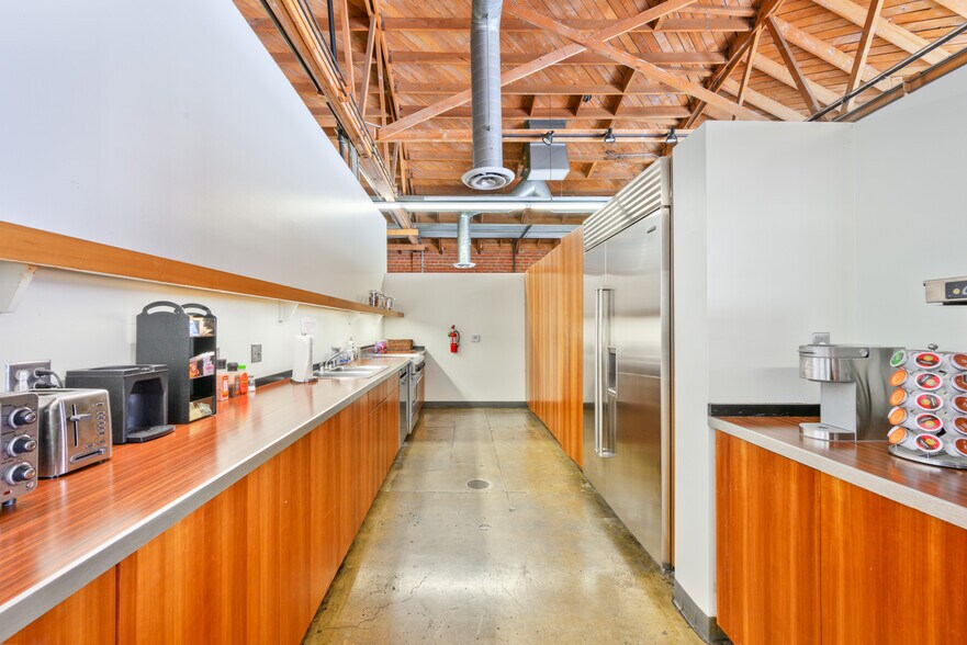 More Photos Of 2201 S Carmelina Ave, Los Angeles Loft Creative Space For Lease