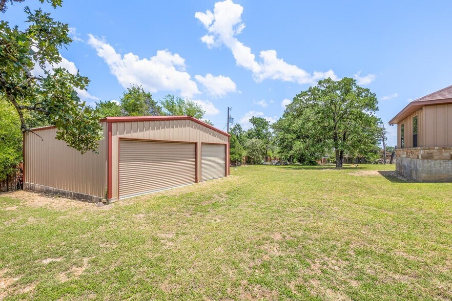 More Photos Of 105 Applewood Dr, Cedar Creek Office For Sale