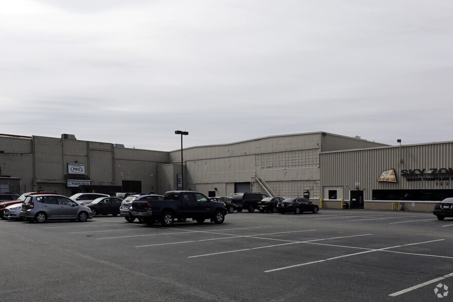 More Photos Of 122 Mill Rd, Oaks Warehouse For Lease