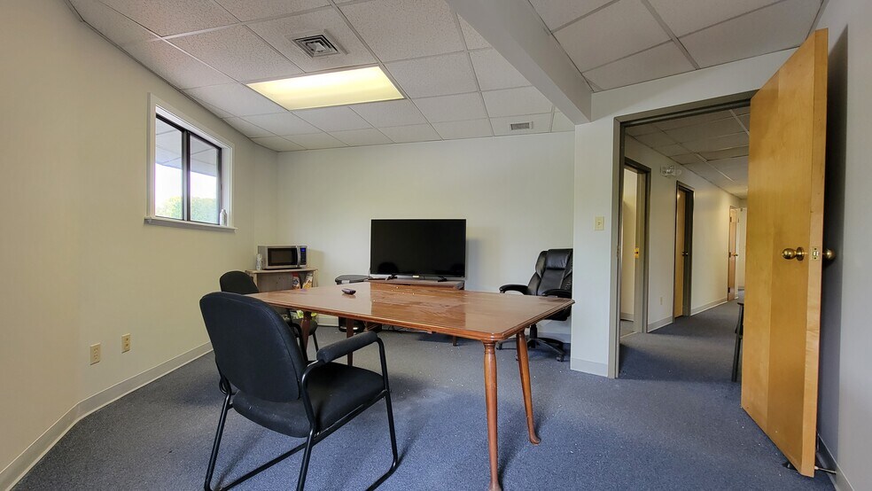 More Photos Of 1006 S Main St, Plantsville Office For Lease