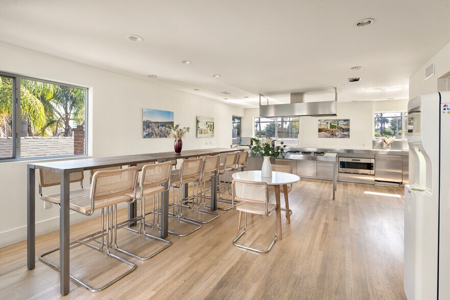 More Photos Of 1324 Abbot Kinney Blvd, Venice Specialty For Lease