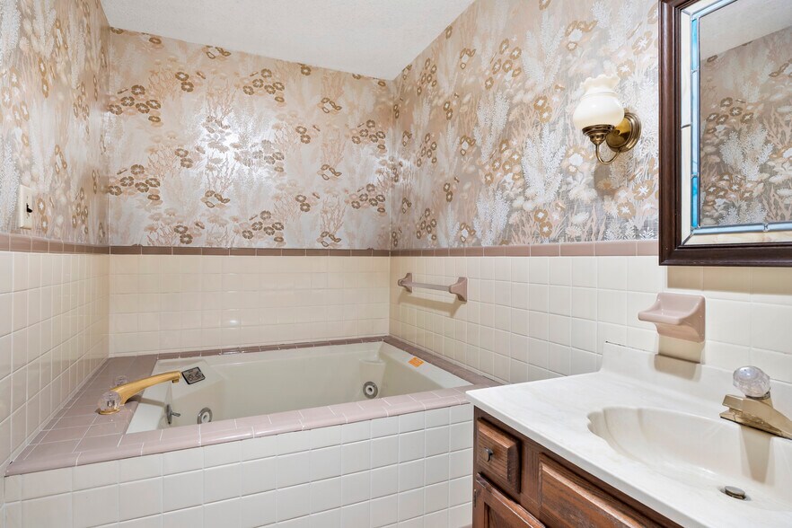 More Photos Of 30-32 N Russell Rd, Albany Office For Sale