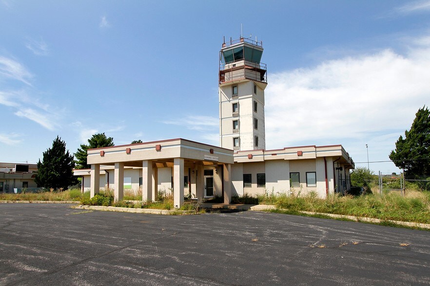 More Photos Of 15450 Hangar Rd, Kansas City Office For Lease