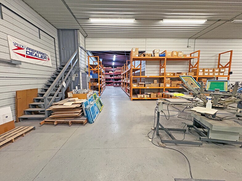 More Photos Of 1325 N Broad St, Carlinville Warehouse For Lease