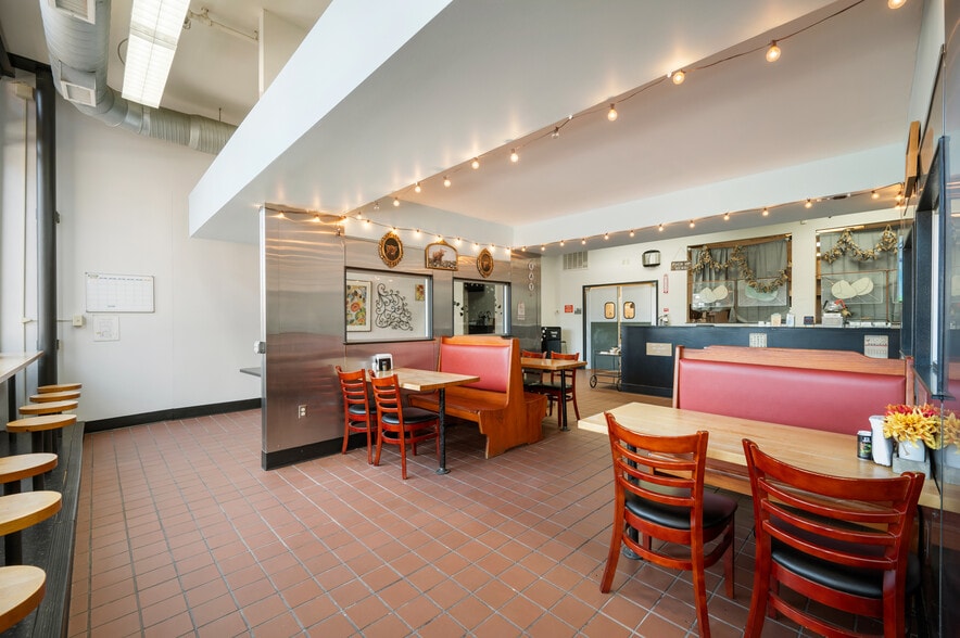 More Photos Of 108 S Walnut St, Muncie Office For Sale