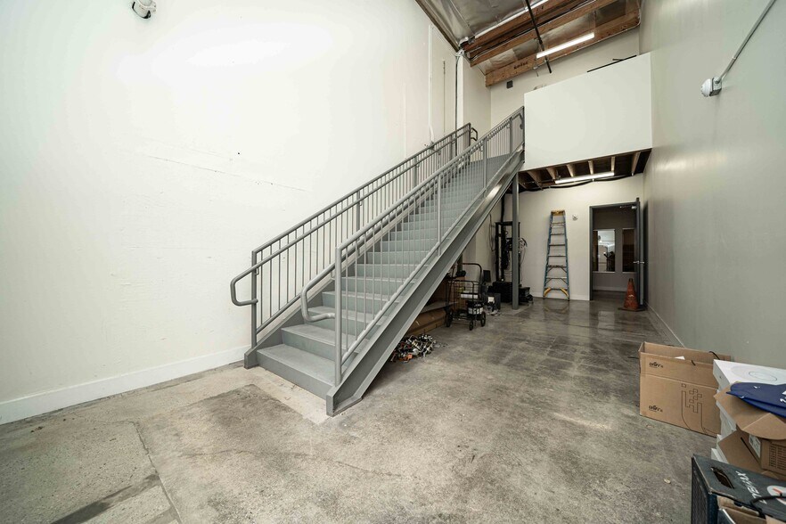 More Photos Of 2001 Saturn St, Monterey Park Light Distribution For Sale