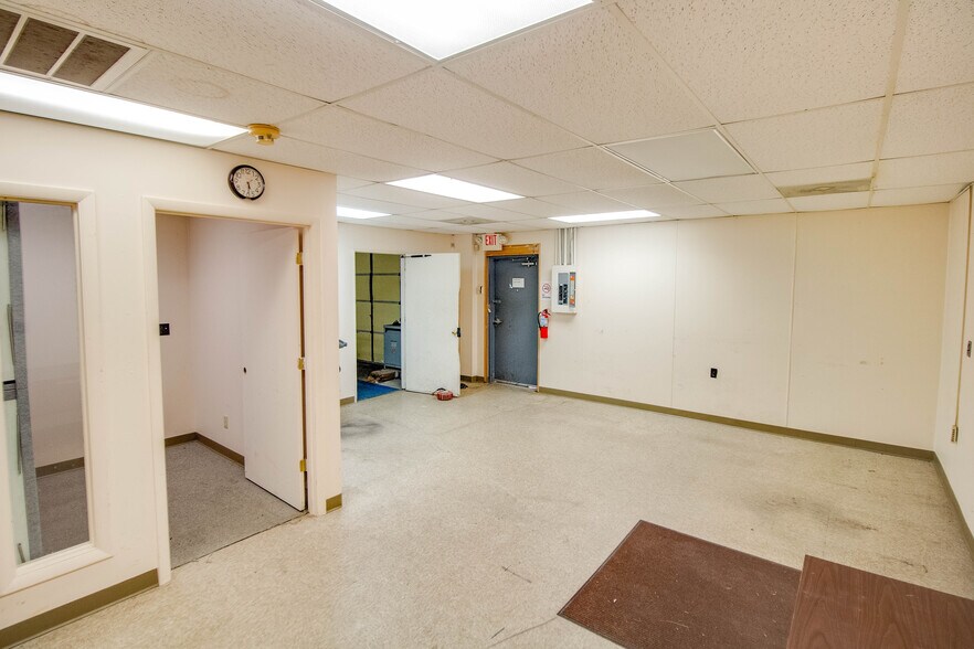 More Photos Of 319-321 Ridge St, Alton Showroom For Sale