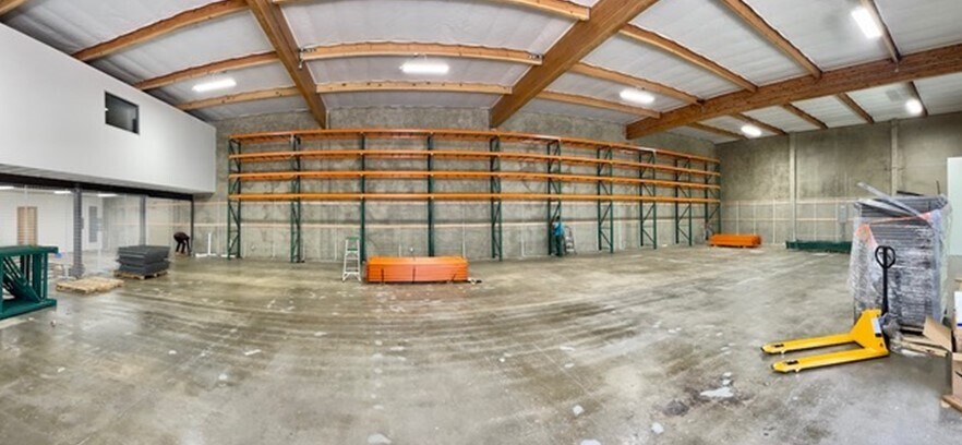 More Photos Of 18320-18330 Oxnard St, Tarzana Warehouse For Lease
