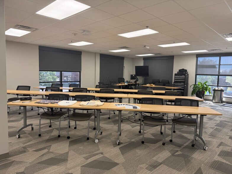 More Photos Of 1020 Monarch St, Lexington Office For Sale
