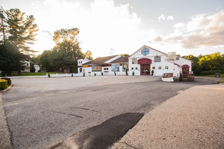 More Photos Of 1152 Main St, Leicester Flex For Lease