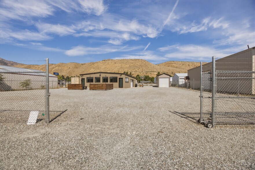 More Photos Of 102 E Lakeshore Dr, Pateros Auto Repair For Sale