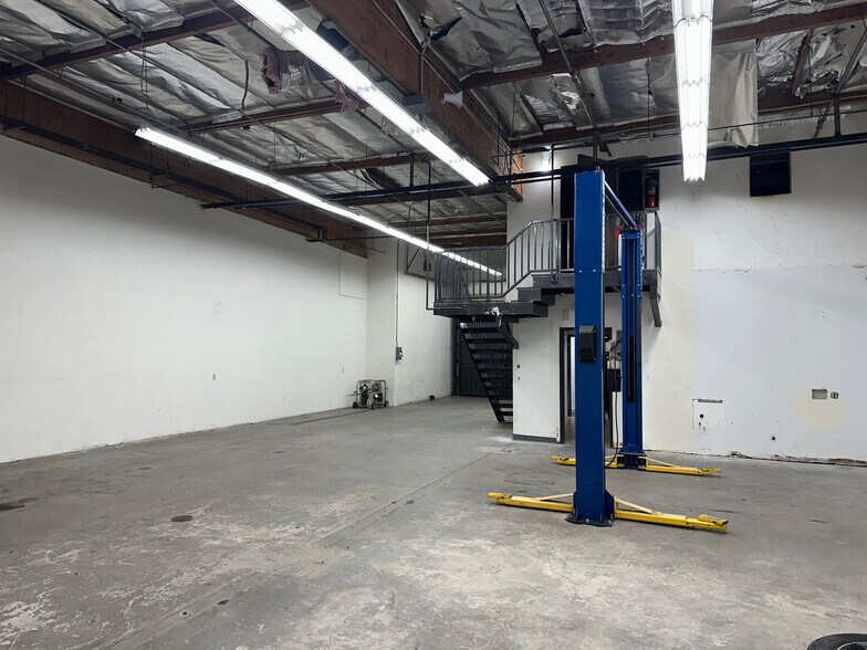 More Photos Of 8010 Wheatland Ave, Sun Valley Manufacturing For Sale