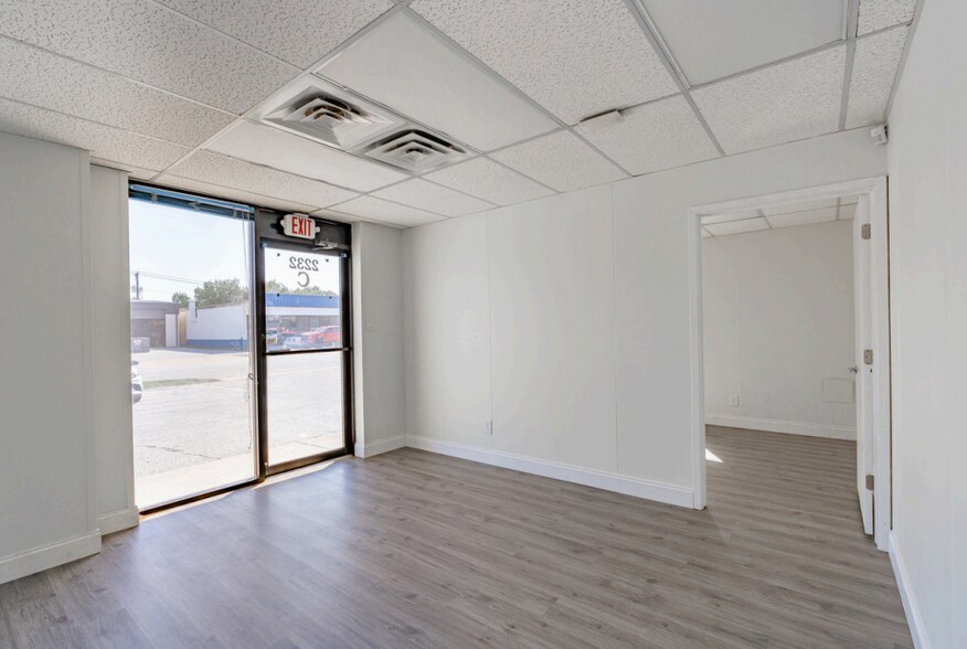 More Photos Of 2232 Michigan Ave, Arlington Showroom For Lease