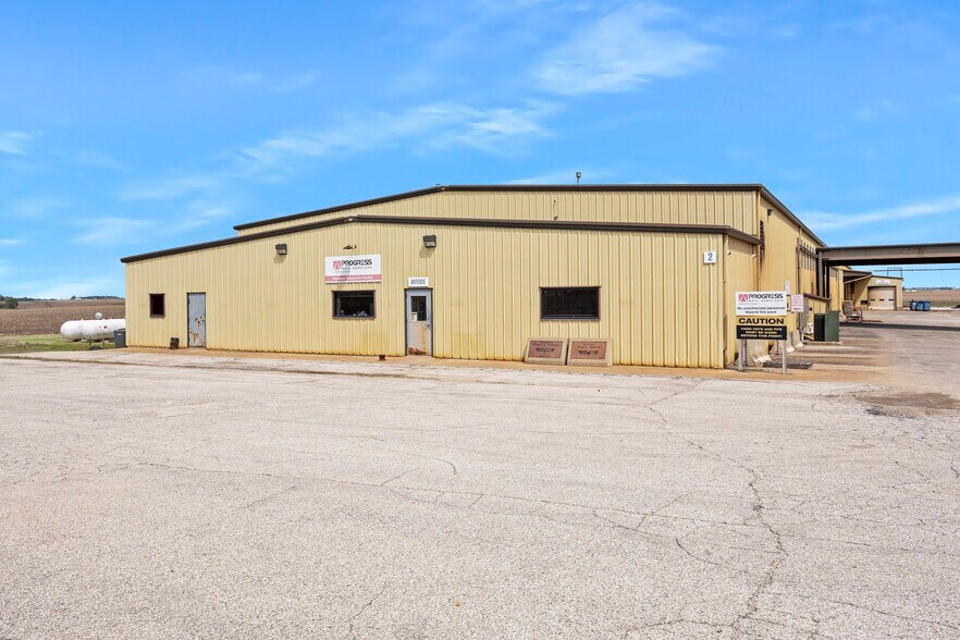 More Photos Of 5704 E 1700 North Rd, Danvers Industrial For Lease