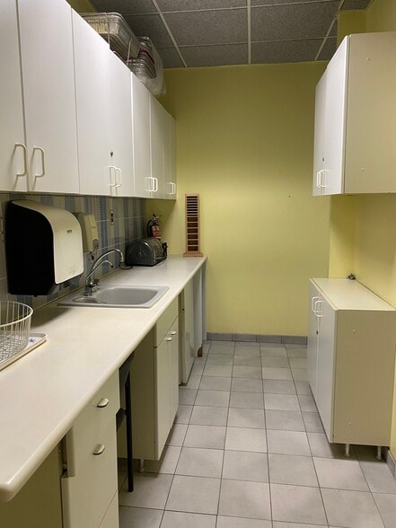 More Photos Of 31 N Bridge St, Staten Island Freestanding For Lease