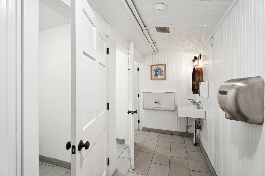 More Photos Of 5 Inlet Rd W, Southampton Restaurant For Lease