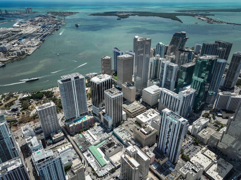 More Photos Of 1 SE 3rd Ave, Miami Office For Lease