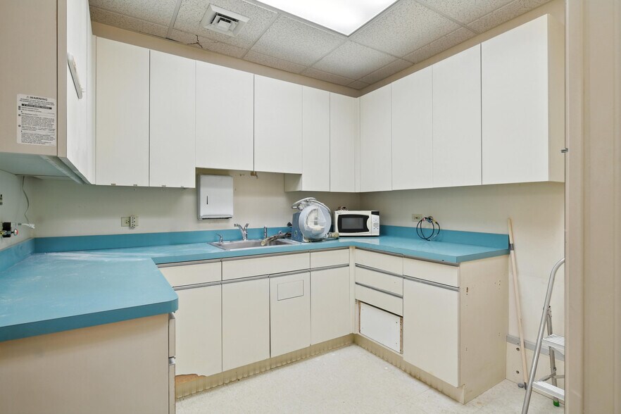 More Photos Of 3 Northwestern Dr, Bloomfield Medical For Lease