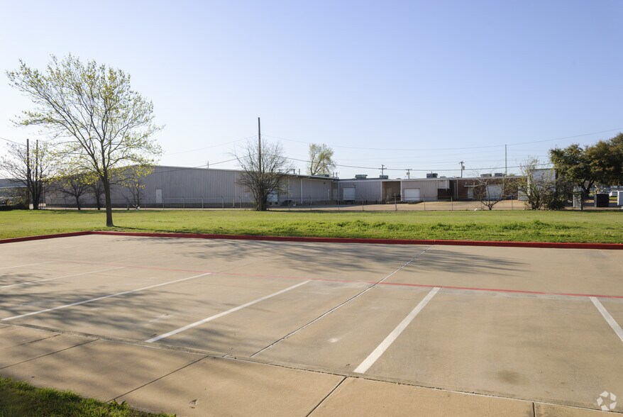 More Photos Of 300 S Kirby St, Garland Warehouse For Lease