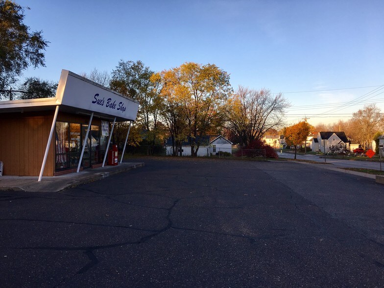 More Photos Of 1319 Birch St, Eau Claire Freestanding For Sale