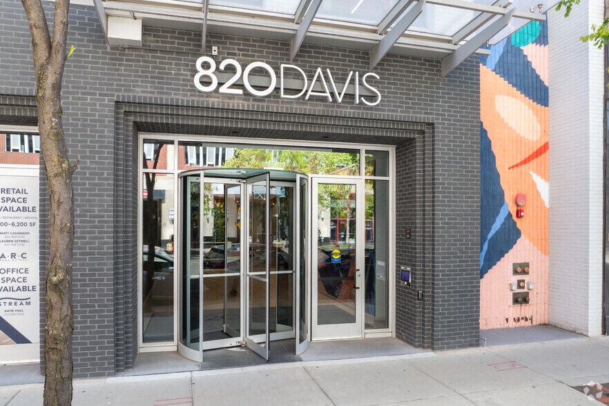 More Photos Of 820 Davis St, Evanston Office For Lease