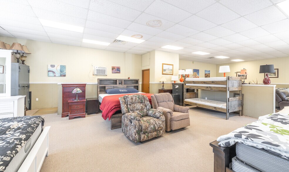 More Photos Of 329 N Jefferson St, Saint James Freestanding For Sale